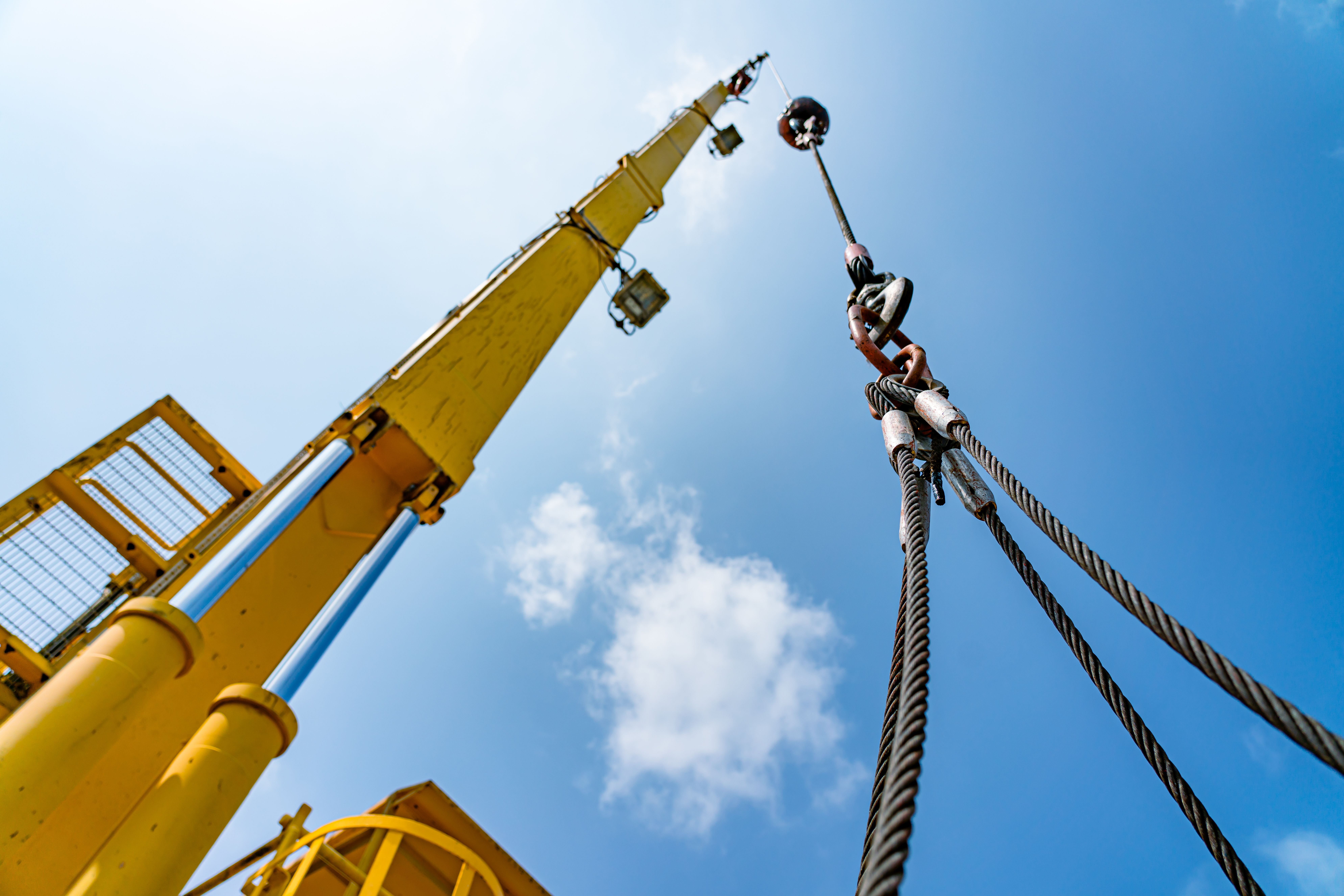 Lifting device for construction under a blue sky