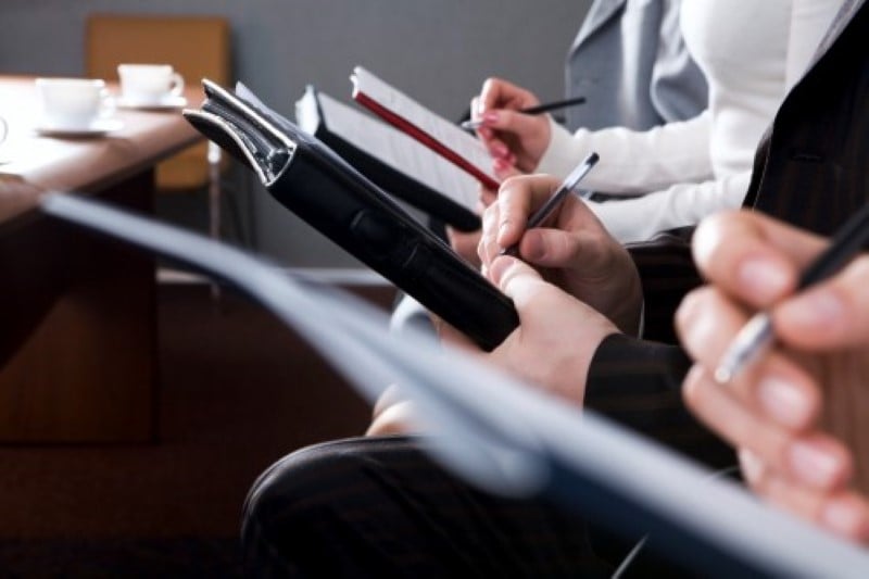 Personnes prenant des notes pendant une session de formation Kiwa France