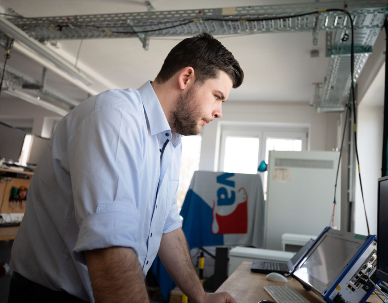 Kiwa employee doing a product safety test