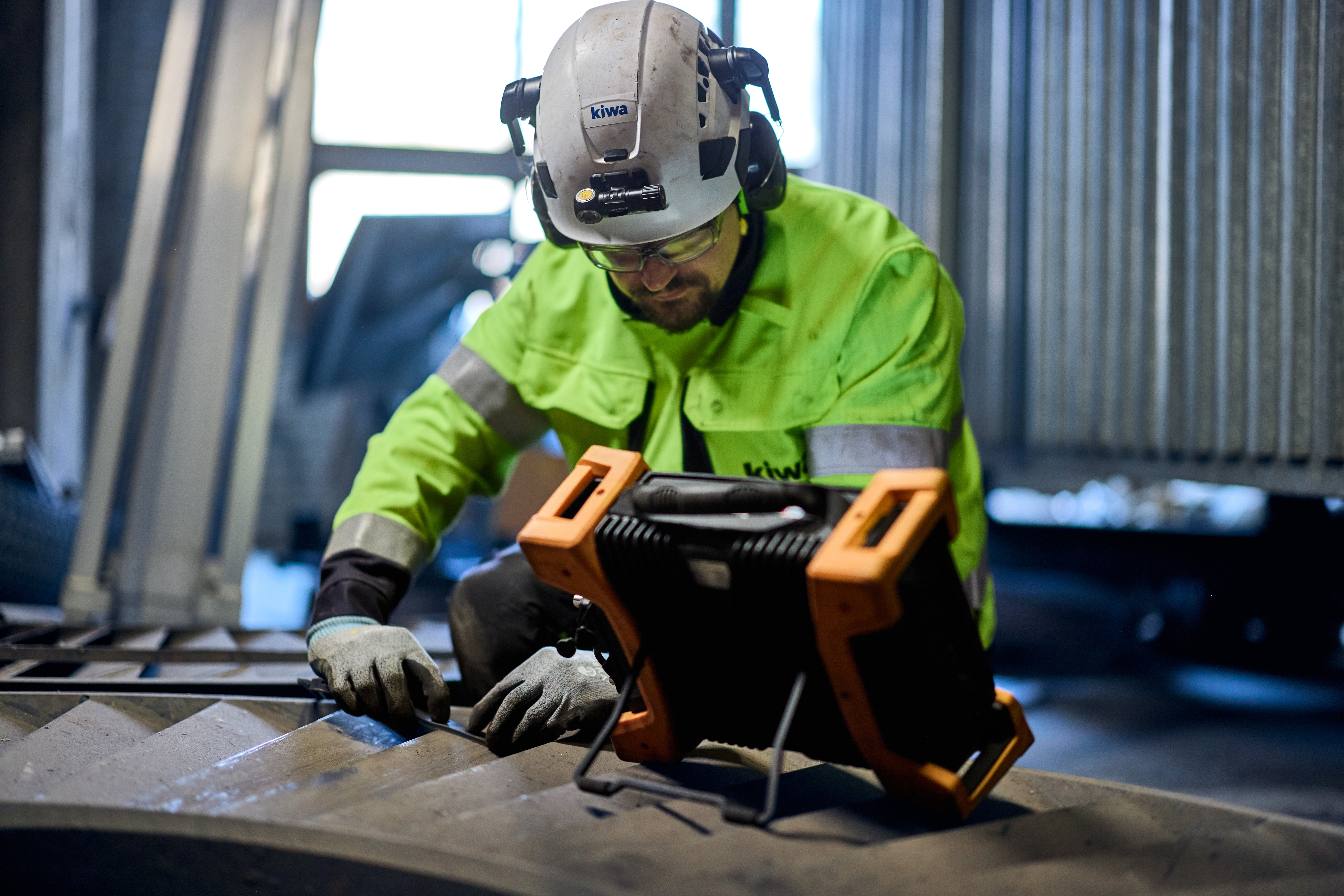 Kiwa employe tests electrical equipment